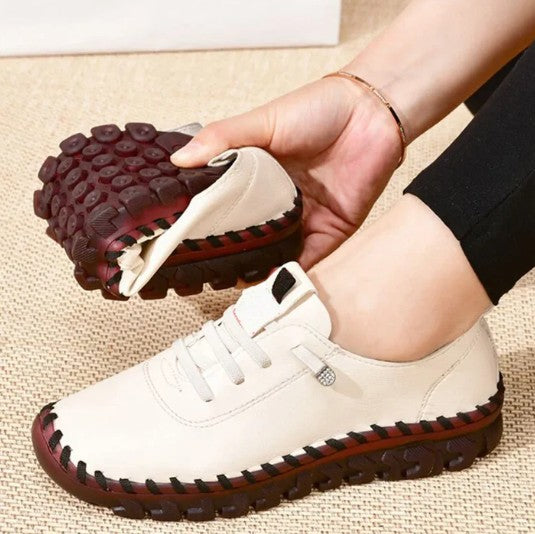 Anatomically shaped women's shoes for ergonomic comfort in autumn/winter