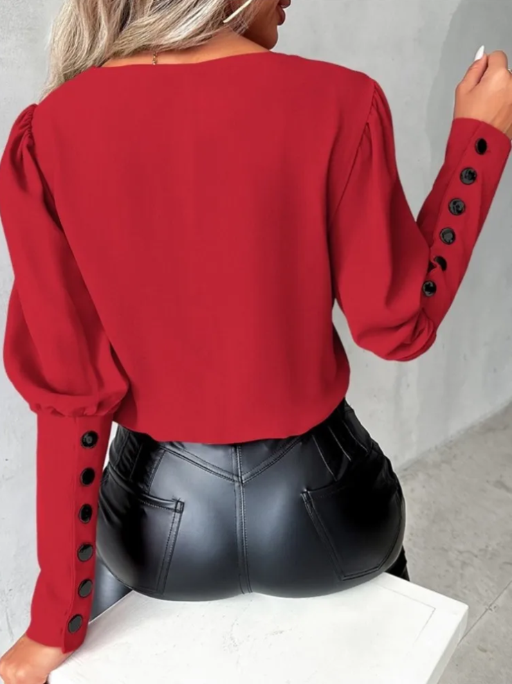 Afslappet bluse med v-hals og moderne touch til kvinder