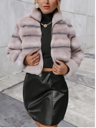 Alejandra - jacket in faux fur with zip fastening
