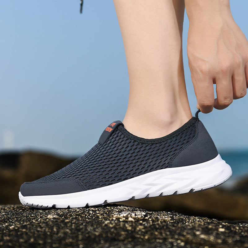 Breathable and robust outdoor shoes for men