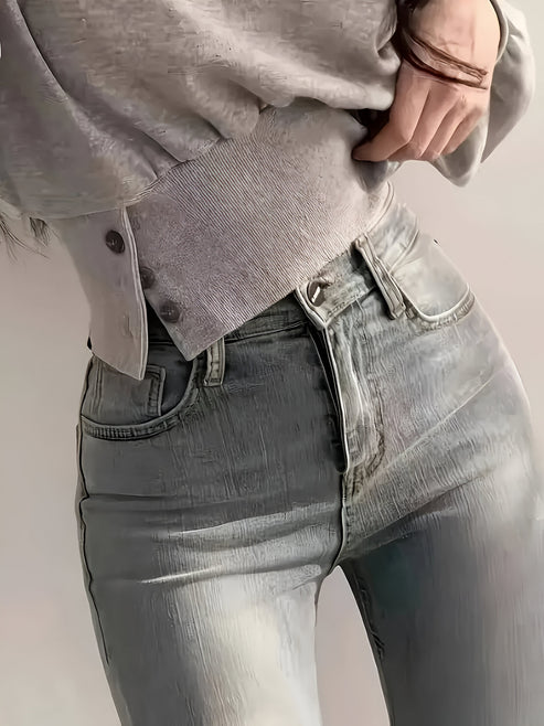 Letia | casual luxury: elegant plain colored t-shirt with button detail