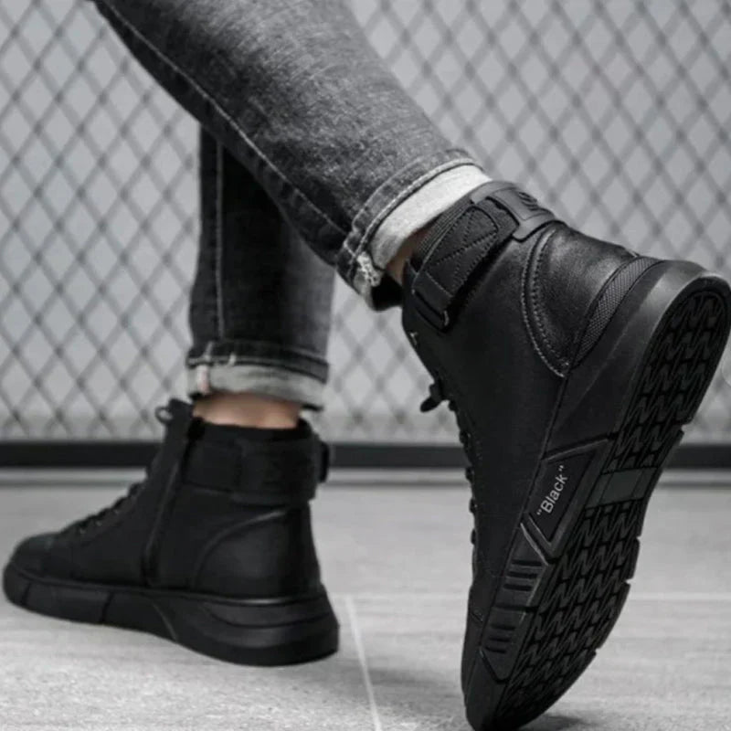 Elegant leather men's boots in black