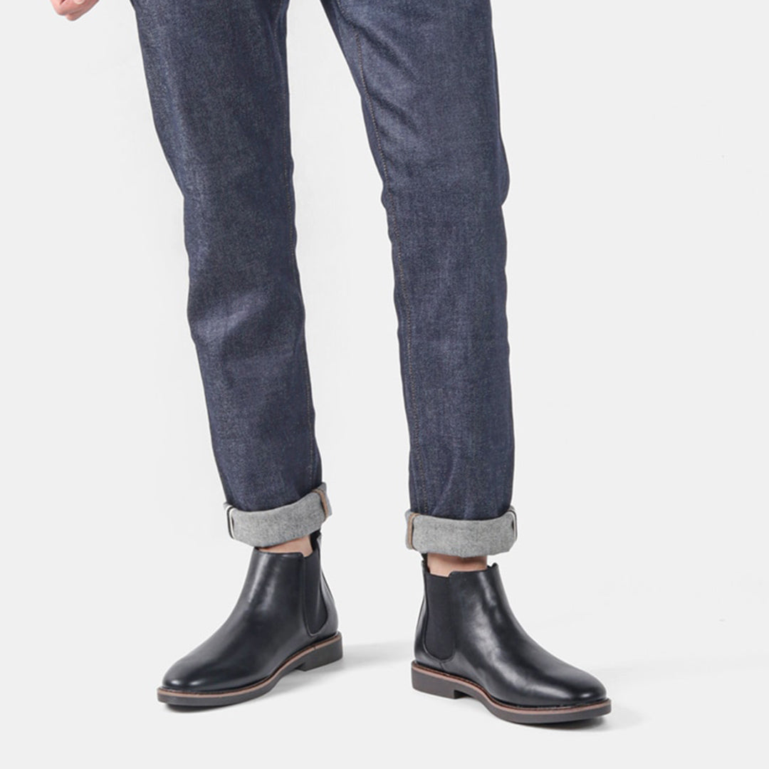 man i svarta stövlar för män 