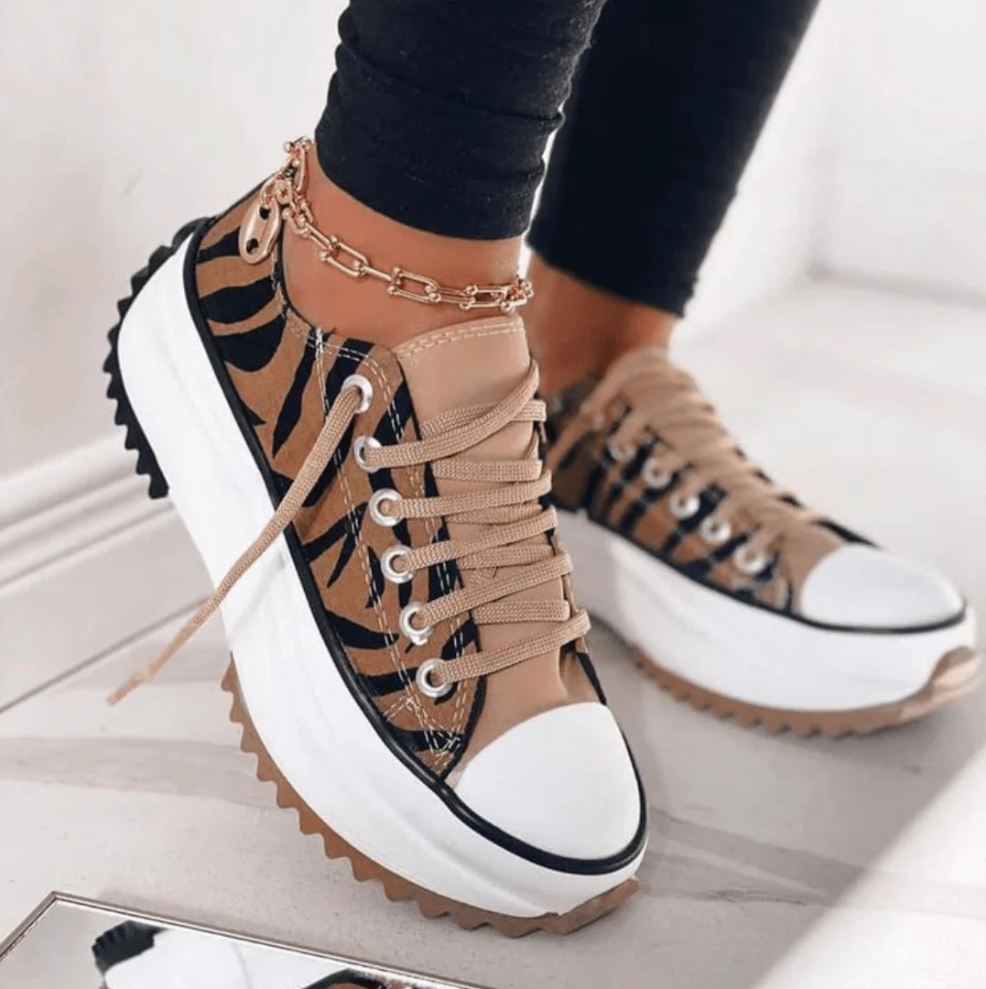 Platform sneakers with modern details for women