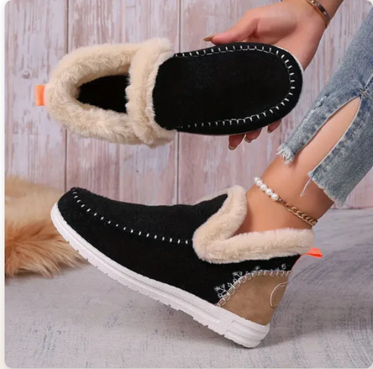 Lieselotte-immerse-in-cozy-elegance