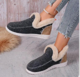 Lieselotte-immerse-in-cozy-elegance