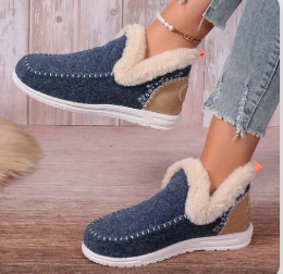 Lieselotte-immerse-in-cozy-elegance