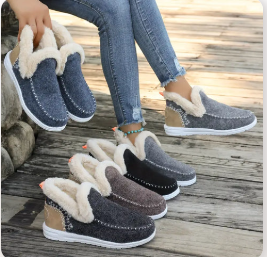 Lieselotte-immerse-in-cozy-elegance