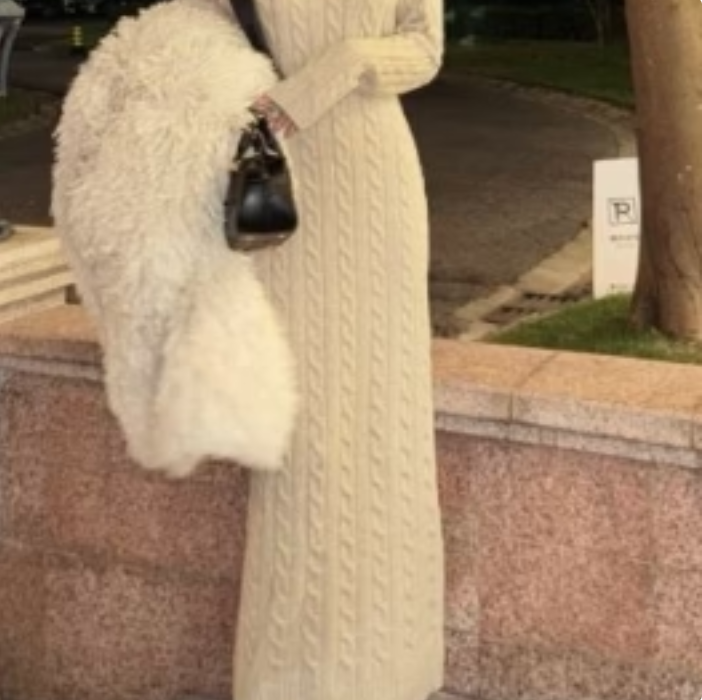 Laura | elegant knitted dress with lace back