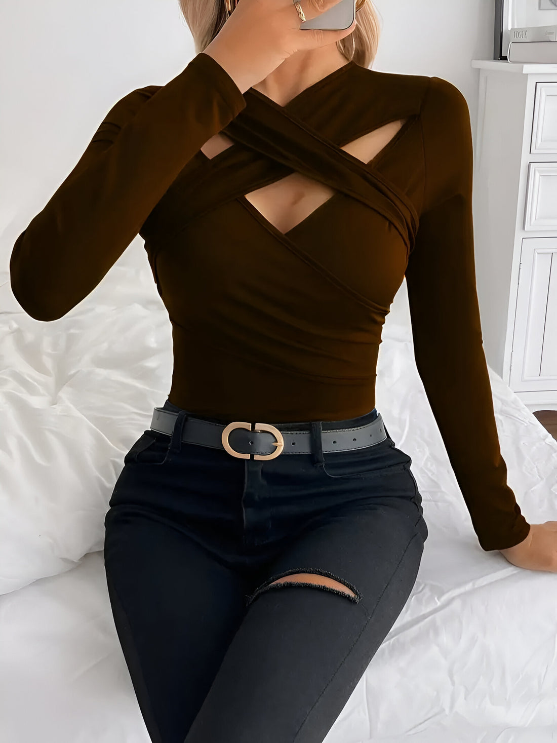 Jera - elegant top with v-neck and long sleeves