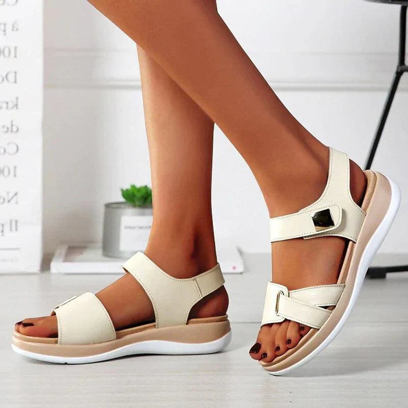 Fashionable flat sandals for women