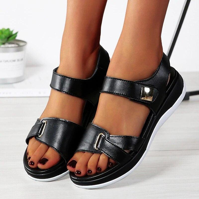 Fashionable flat sandals for women