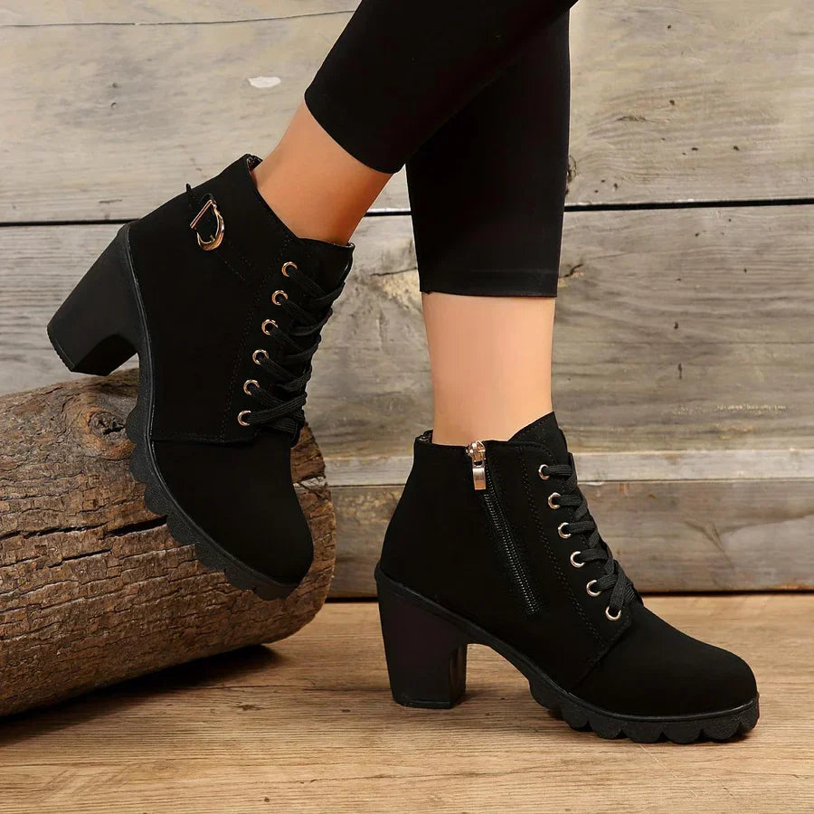 Casual boots with zipper and heel for women
