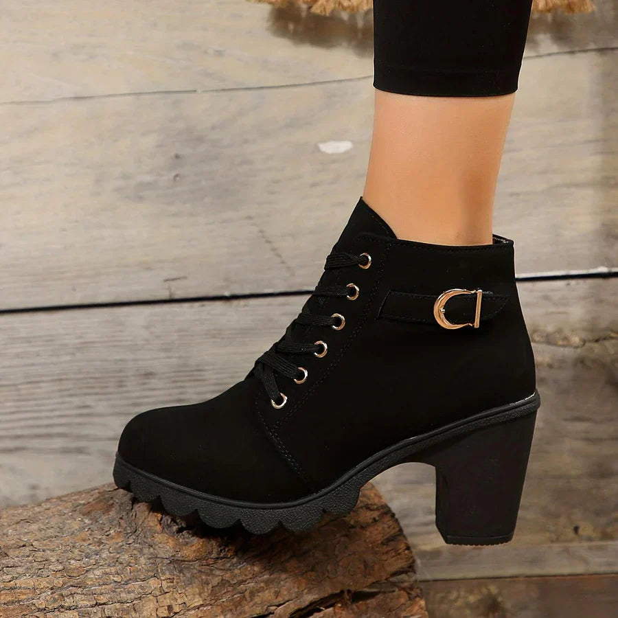 Casual boots with zipper and heel for women